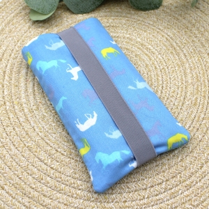Handyhlle-aus-Baumwollstoffen-wattiert-blau-Pferde-11x19cm