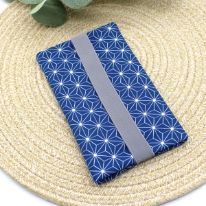 Handyhlle-aus-Baumwollstoffen-wattiert-blau-wei-mit-Gummiband