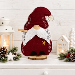 Tischadventskalender-aus-Filz-Wichtel-auf-Sockel