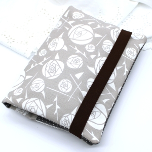 Windeltasche-mit-Einsteckfcher-und-Band-fr-den-Schnuller-beige-Rose