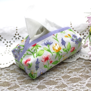 Taschentcherbox-fr-ein-Pckchen-Taschentcher-lila-Blmchen-