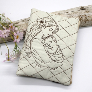 Windeltasche-mit-Einsteckfcher-und-Band-fr-den-Schnuller-helles-beige-Mama-mit-Baby