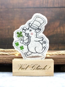 Schwein-Glcksschwein-im-Sockel