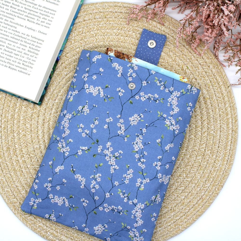 Bild 1 von Buchhülle Buchtasche Buch Taschenbuch Geschenkidee blau Blümchen  / (Variante Größe) groß 22x28cm