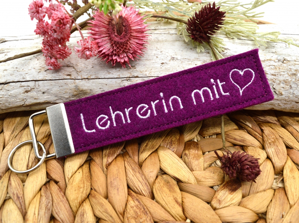 Bild 1 von Schlüsselanhänger Lehrerin mit Herz  / (Variante) Filz beere/ weiße Schrift