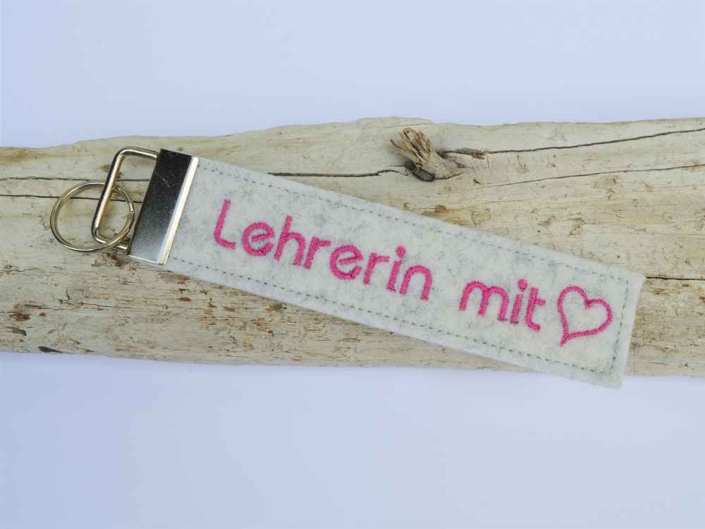 Bild 1 von Schlüsselanhänger Lehrerin mit Herz  / (Variante) Filz hellgrau/ pinke Schrift