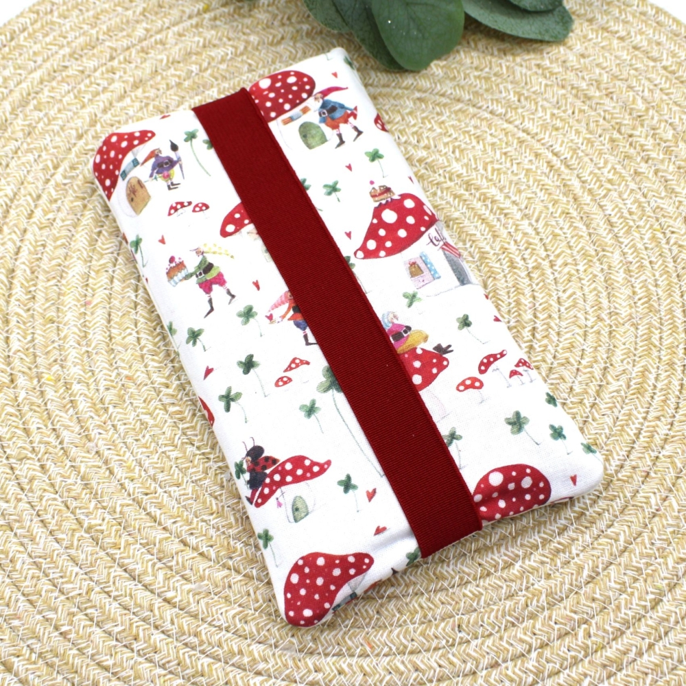 Bild 1 von Handyhülle aus Baumwollstoffen wattiert weiß mit Fliegenpilzmuster mit Gummiband  / (Variante Größe) 11x19cm