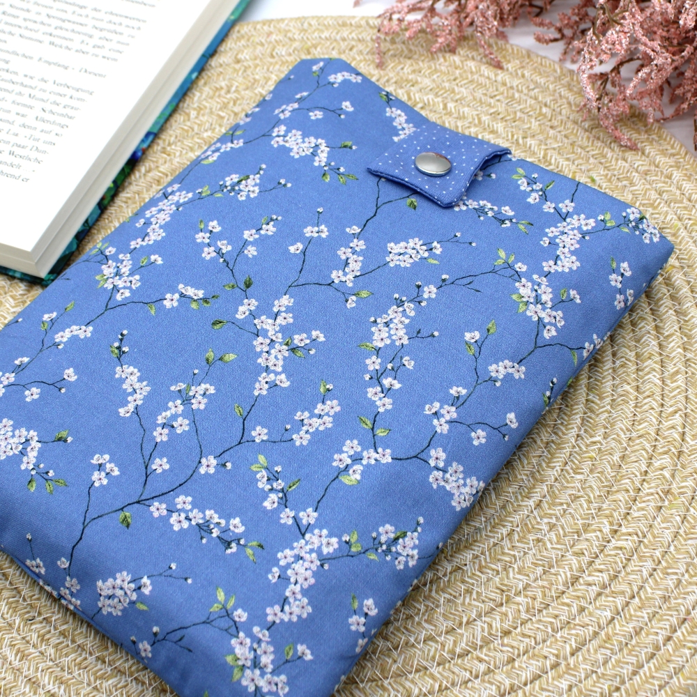 Bild 1 von Buchhülle Buchtasche Buch Taschenbuch Geschenkidee blau Blümchen  / (Variante Größe) Standard 19x25cm