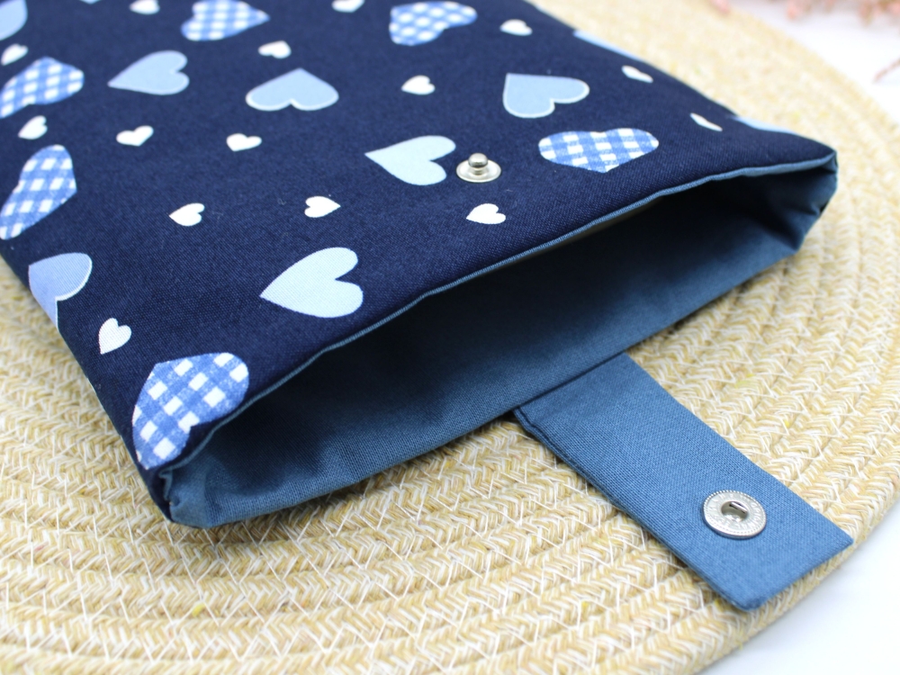 Bild 1 von Buchhülle Buchtasche Buch Taschenbuch Geschenkidee Herzen blau  / (Variante Größe) Tablethülle 20x28cm