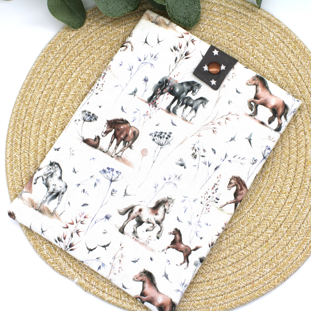 Bild 1 von Buchhülle Buchtasche Tablet Buch Taschenbuch Geschenkidee Pferd  / (Variante Größe) Tablet 20x28cm