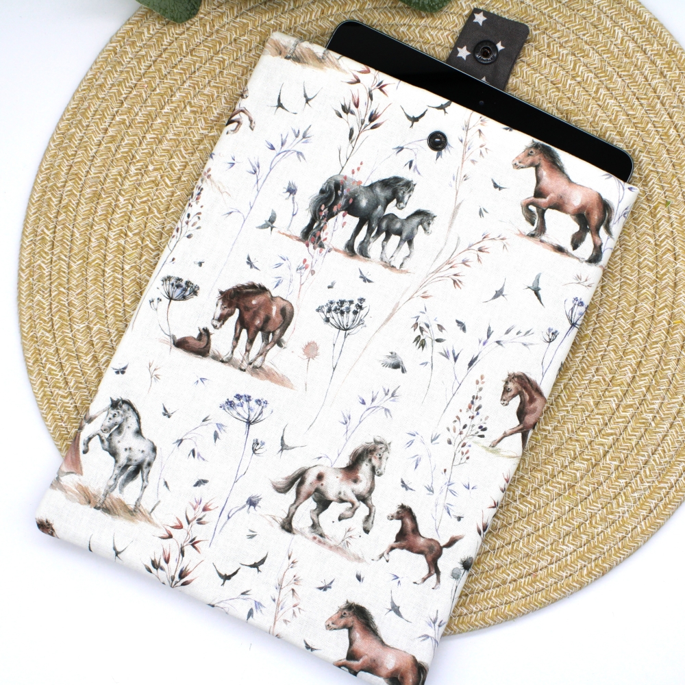 Bild 1 von Buchhülle Buchtasche Tablet Buch Taschenbuch Geschenkidee Pferd  / (Variante Größe) Tablet 20x28cm