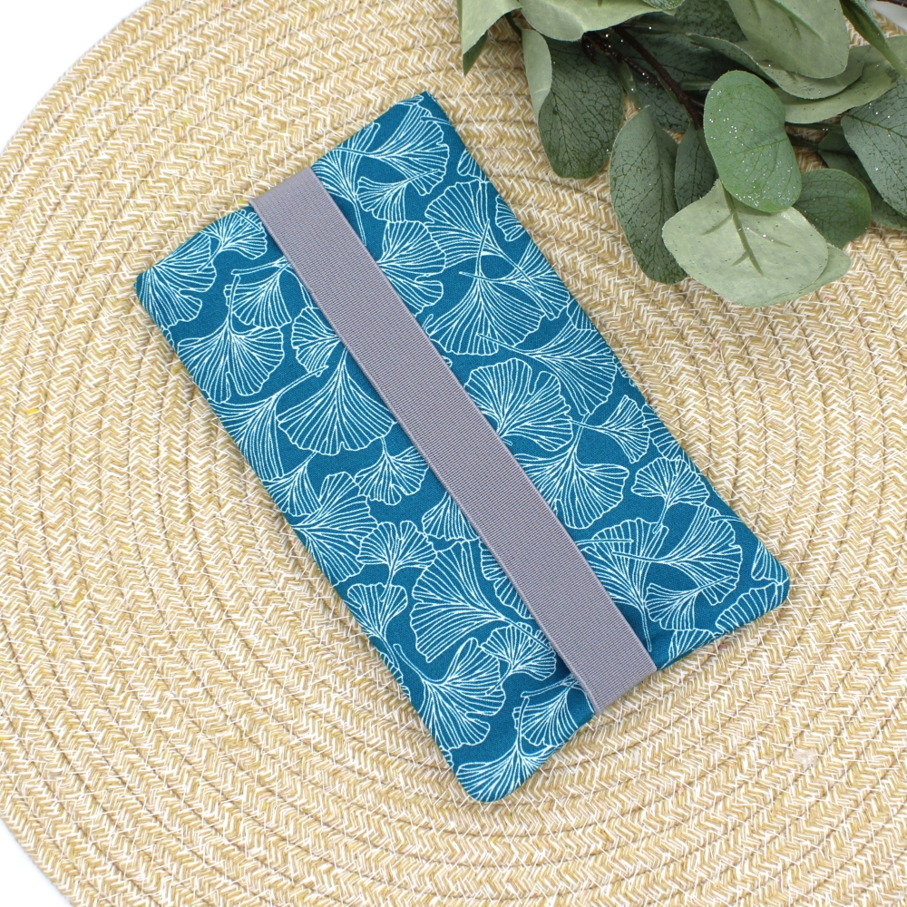 Bild 1 von Handyhülle aus Baumwollstoffen wattiert türkis mit Gummiband grau  / (Variante Größe) 11x19cm