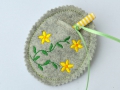 Wunscherfüller Osterei mit gestickter Blumenranke