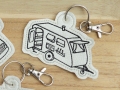 Schlüsselanhänger bunter Mix Camping Sommer  / (Variante) Wohnwagen mit Öse