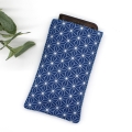 Bild 2 von Handyhülle aus Baumwollstoffen wattiert blau weiß mit Gummiband